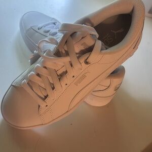 Puma White Sneakers Sleek Minimalist Design